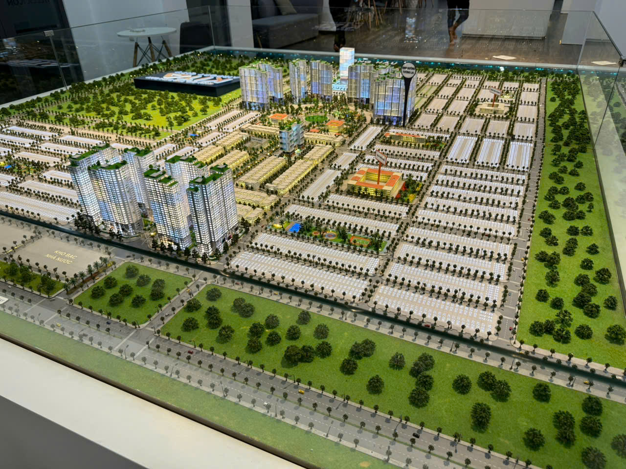 Xe tải chuyên dụng vận chuyển mô hình kiến trúc an toàn tuyệt đối